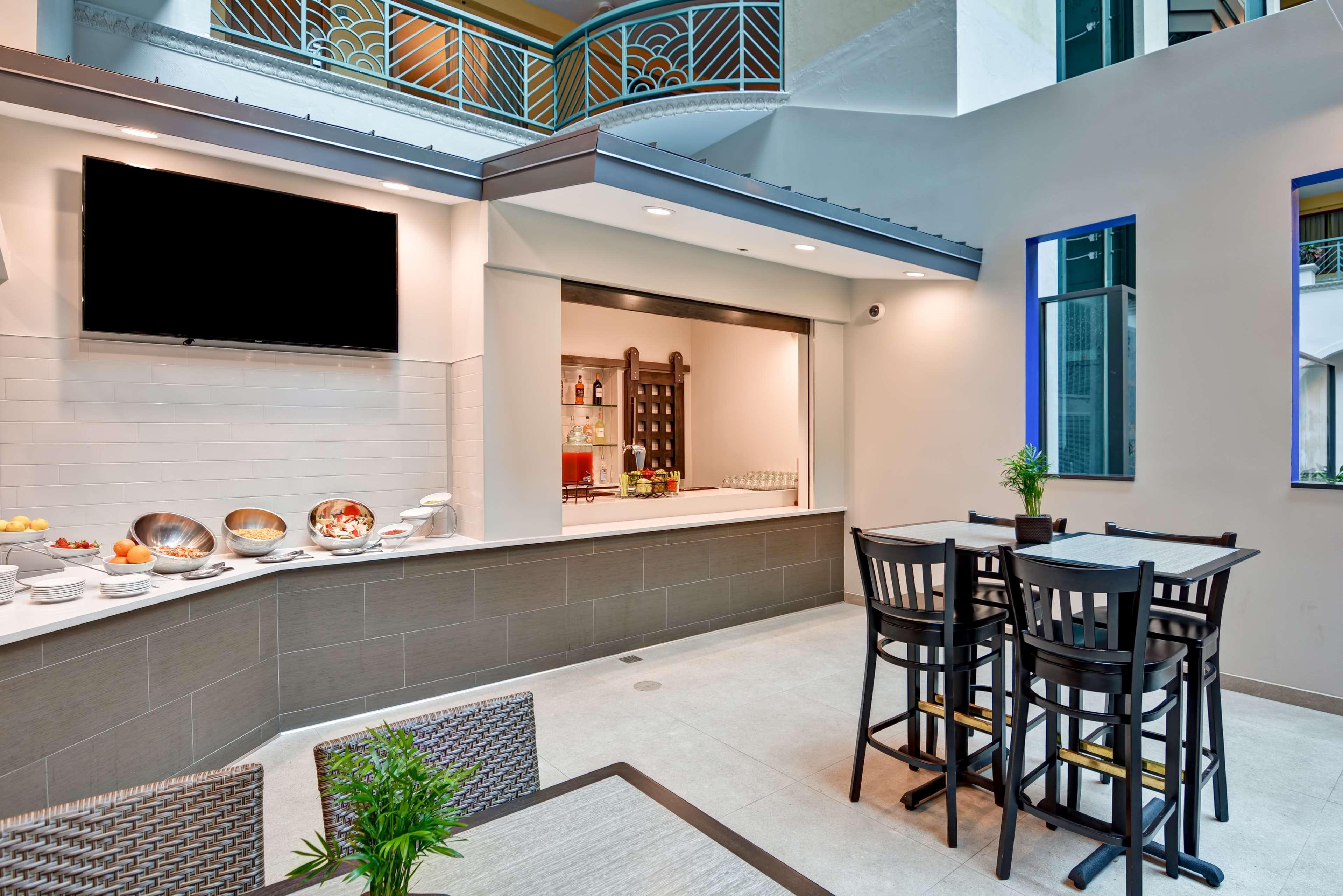 Embassy Suites By Hilton Miami International Airport Miami Springs Exterior photo