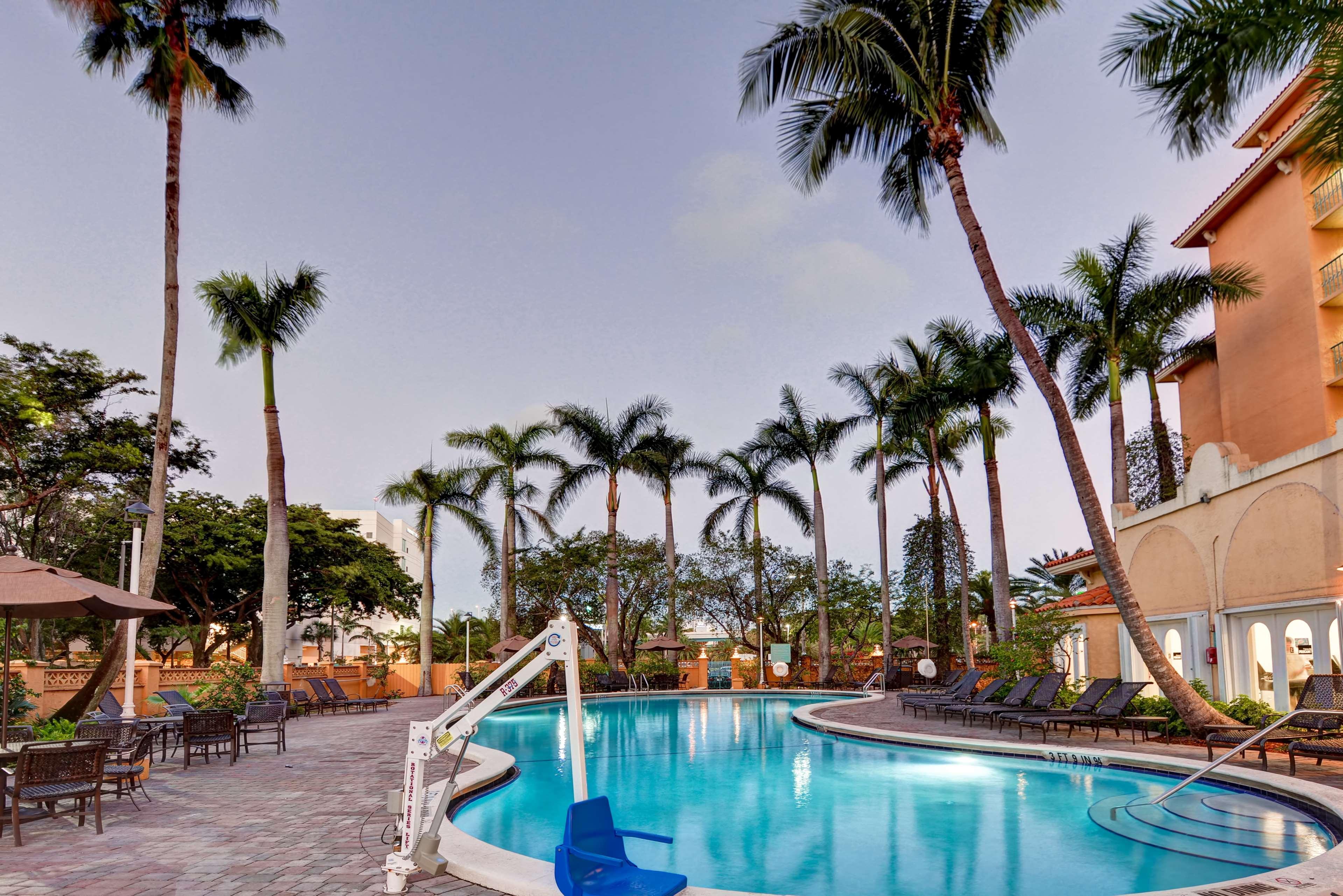 Embassy Suites By Hilton Miami International Airport Miami Springs Exterior photo