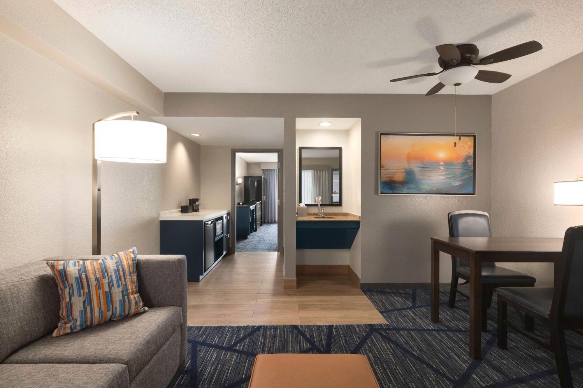 Embassy Suites By Hilton Miami International Airport Miami Springs Exterior photo