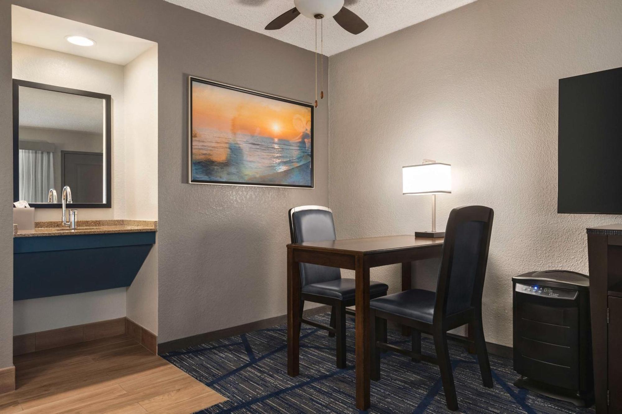Embassy Suites By Hilton Miami International Airport Miami Springs Exterior photo