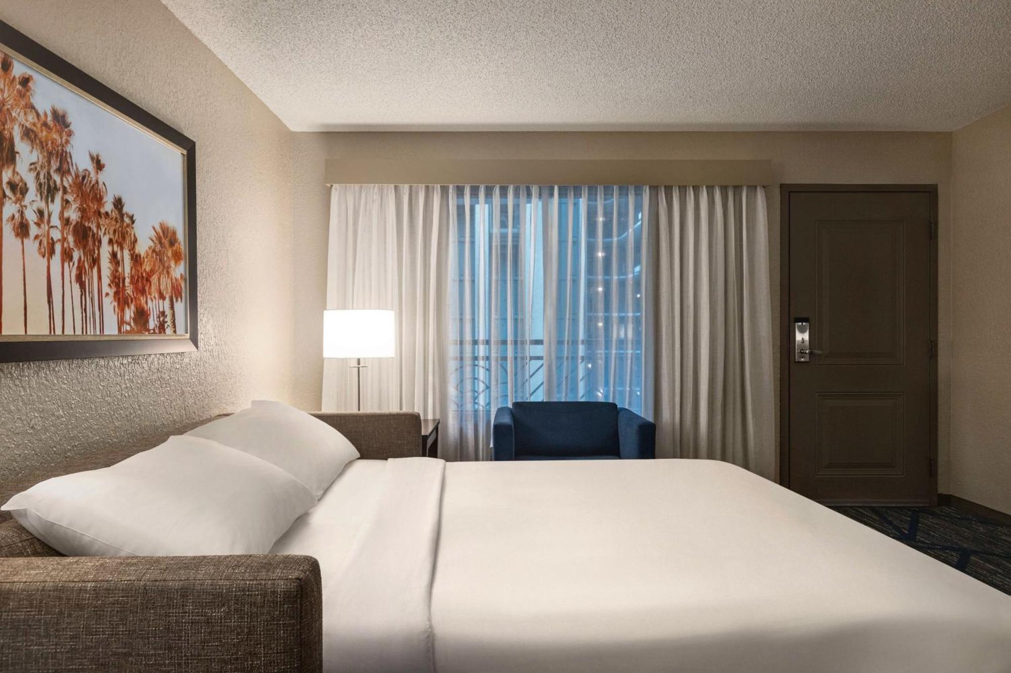 Embassy Suites By Hilton Miami International Airport Miami Springs Exterior photo